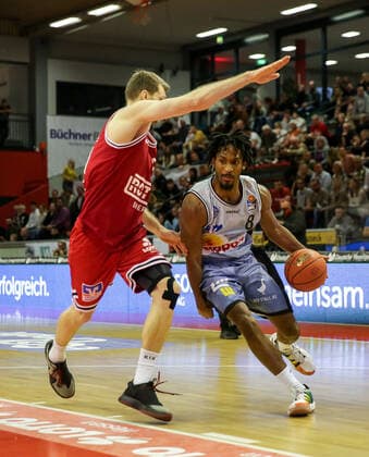 Deutschland, Giessen, Osthalle, 06.11.2021, easy Credit BBL, 7.Spieltag, JobStairs Giessen 46ers - HAKRO Merlins Crailsheim Bild: v.li. Florian Koch (Giessen 46ers), Terrell Harris (HAKRO Merlins Crailsheim) Copyright: HMBxMedia ThomasxJäger