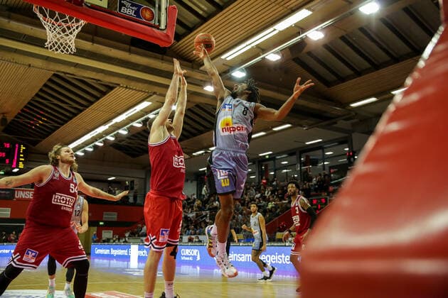 Deutschland, Giessen, Osthalle, 06.11.2021, easy Credit BBL, 7.Spieltag, JobStairs Giessen 46ers - HAKRO Merlins Crailsheim Bild: v.li. Florian Koch (Giessen 46ers), Terrell Harris (HAKRO Merlins Crailsheim) Copyright: HMBxMedia ThomasxJäger