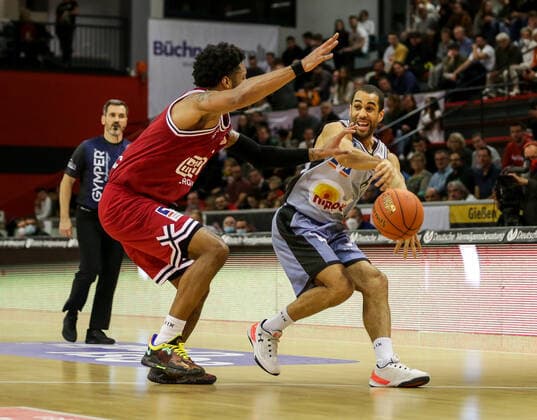 Deutschland, Giessen, Osthalle, 06.11.2021, easy Credit BBL, 7.Spieltag, JobStairs Giessen 46ers - HAKRO Merlins Crailsheim Bild: v.li. Brayon Blake (Giessen 46ers), Elias Lasisi (HAKRO Merlins Crailsheim) Copyright: HMBxMedia ThomasxJäger