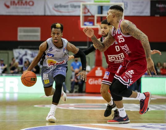 Deutschland, Giessen, Osthalle, 06.11.2021, easy Credit BBL, 7.Spieltag, JobStairs Giessen 46ers - HAKRO Merlins Crailsheim Bild: v.li .T.J. Shorts (HAKRO Merlins Crailsheim),Kendale McCullum (Giessen 46ers),Phillip Fayne (Giessen 46ers) Copyright: HMBxMedia ThomasxJäger