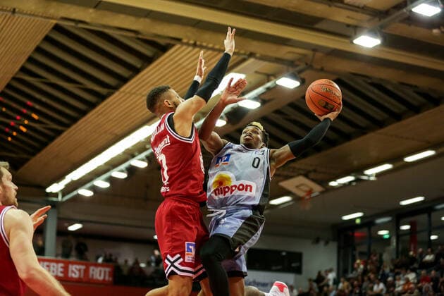 Deutschland, Giessen, Osthalle, 06.11.2021, easy Credit BBL, 7.Spieltag, JobStairs Giessen 46ers - HAKRO Merlins Crailsheim Bild: v.li.Kendale McCullum (Giessen 46ers),T.J. Shorts (HAKRO Merlins Crailsheim) Copyright: HMBxMedia ThomasxJäger