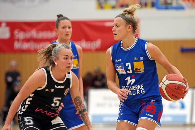 06.11.2021, xovx, Basketball Damen Bundesliga DBBL, BC pharmaserv Marburg - Rheinland Lions v.l. Joyce Cousseins-Smith (Rheinland Lions), Stephanie Wagner (BC pharmaserv Marburg), Alexandra Wilke (BC pharmaserv Marburg) Marburg Georg Gaßmann Halle Hessen Deutschland (DE)