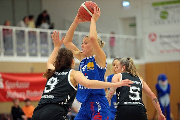 06.11.2021, xovx, Basketball Damen Bundesliga DBBL, BC pharmaserv Marburg - Rheinland Lions v.l. Rowie Jongeling (Rheinland Lions), Marie Bertholdt (BC pharmaserv Marburg), Joyce Cousseins-Smith (Rheinland Lions) Marburg Georg Gaßmann Halle Hessen Deutschland (DE)