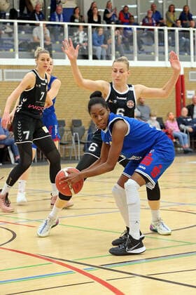 06.11.2021, xovx, Basketball Damen Bundesliga DBBL, BC pharmaserv Marburg - Rheinland Lions v.l. Lisa Koop (Rheinland Lions), Birte Thimm (Rheinland Lions), Tonisha Baker (BC pharmaserv Marburg) Marburg Georg Gaßmann Halle Hessen Deutschland (DE)