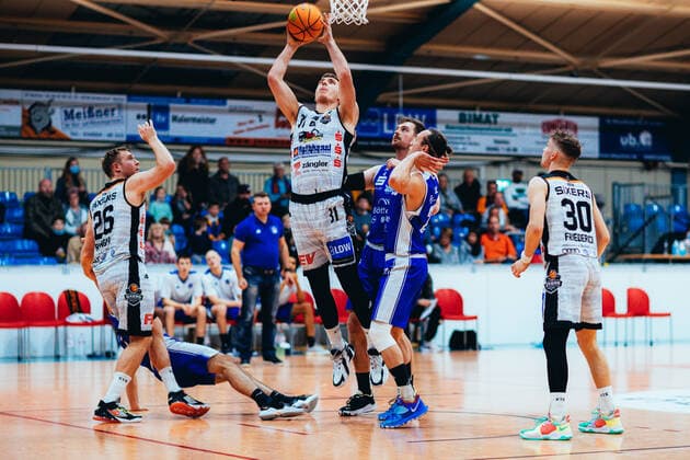 BB-2BL BSW Sixers - TKS 49ers Hendrik Warner ( 31 BSW Sixers) waehrend der Saison 2021-22 (Herren) in der Barmer 2. Bundesliga ProB zwischen BSW Sixers und TKS 49ers in der Ballsporthalle Sandersdorf am 6. November 2021 in Sandersdorf, Sachsen Anhalt, Deutschland