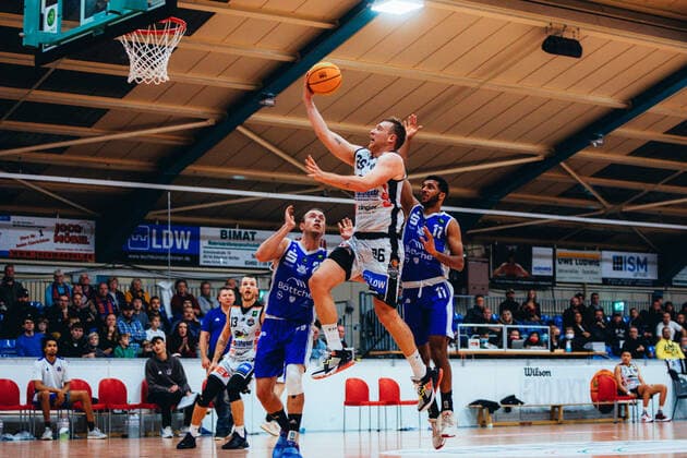 BB-2BL BSW Sixers - TKS 49ers Frederik Rungby ( 26 BSW Sixers), Alexander Toyin Giese ( 11 TKS 49ers), Nico Kaml ( 25 TKS 49ers) waehrend der Saison 2021-22 (Herren) in der Barmer 2. Bundesliga ProB zwischen BSW Sixers und TKS 49ers in der Ballsporthalle Sandersdorf am 6. November 2021 in Sandersdorf, Sachsen Anhalt, Deutschland