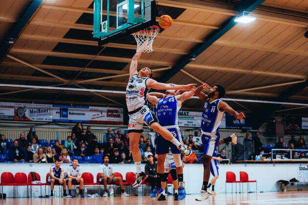 BB-2BL BSW Sixers - TKS 49ers Frederik Rungby ( 26 BSW Sixers), Alexander Toyin Giese ( 11 TKS 49ers), Nico Kaml ( 25 TKS 49ers) waehrend der Saison 2021-22 (Herren) in der Barmer 2. Bundesliga ProB zwischen BSW Sixers und TKS 49ers in der Ballsporthalle Sandersdorf am 6. November 2021 in Sandersdorf, Sachsen Anhalt, Deutschland