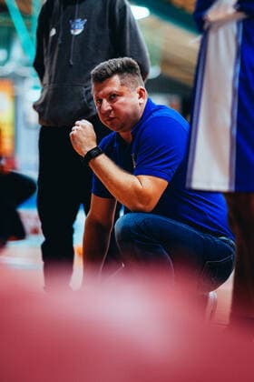 BB-2BL BSW Sixers - TKS 49ers Trainer Vladimir Pastushenko (TKS 49ers) waehrend der Saison 2021-22 (Herren) in der Barmer 2. Bundesliga ProB zwischen BSW Sixers und TKS 49ers in der Ballsporthalle Sandersdorf am 6. November 2021 in Sandersdorf, Sachsen Anhalt, Deutschland