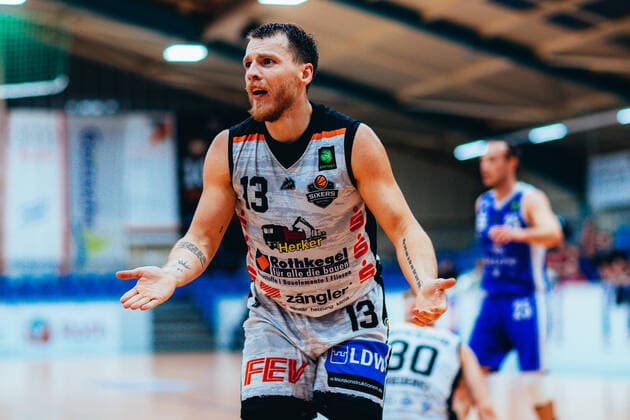 BB-2BL BSW Sixers - TKS 49ers Lukas Kazlauskas ( 13 BSW Sixers) waehrend der Saison 2021-22 (Herren) in der Barmer 2. Bundesliga ProB zwischen BSW Sixers und TKS 49ers in der Ballsporthalle Sandersdorf am 6. November 2021 in Sandersdorf, Sachsen Anhalt, Deutschland