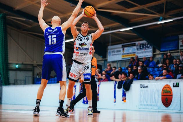 BB-2BL BSW Sixers - TKS 49ers Frederik Rungby ( 26 BSW Sixers), Leonik Wadehn ( 15 TKS 49ers) waehrend der Saison 2021-22 (Herren) in der Barmer 2. Bundesliga ProB zwischen BSW Sixers und TKS 49ers in der Ballsporthalle Sandersdorf am 6. November 2021 in Sandersdorf, Sachsen Anhalt, Deutschland