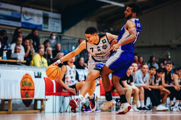 BB-2BL BSW Sixers - TKS 49ers Evans Rapieque ( 7 BSW Sixers), Alexander Toyin Giese ( 11 TKS 49ers) waehrend der Saison 2021-22 (Herren) in der Barmer 2. Bundesliga ProB zwischen BSW Sixers und TKS 49ers in der Ballsporthalle Sandersdorf am 6. November 2021 in Sandersdorf, Sachsen Anhalt, Deutschland