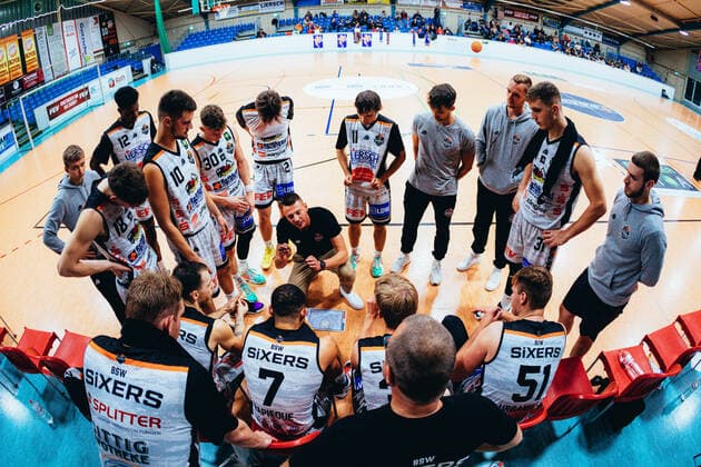 BB-2BL BSW Sixers - TKS 49ers Team BSW Sixers in der Auszeit Trainer Christopher Schneider (BSW Sixers) waehrend der Saison 2021-22 (Herren) in der Barmer 2. Bundesliga ProB zwischen BSW Sixers und TKS 49ers in der Ballsporthalle Sandersdorf am 6. November 2021 in Sandersdorf, Sachsen Anhalt, Deutschland