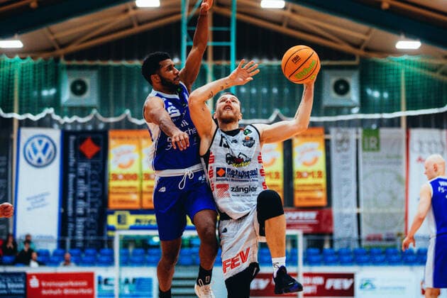 BB-2BL BSW Sixers - TKS 49ers Lukas Kazlauskas ( 13 BSW Sixers) waehrend der Saison 2021-22 (Herren) in der Barmer 2. Bundesliga ProB zwischen BSW Sixers und TKS 49ers in der Ballsporthalle Sandersdorf am 6. November 2021 in Sandersdorf, Sachsen Anhalt, Deutschland