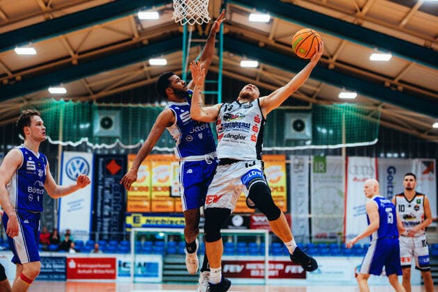 BB-2BL BSW Sixers - TKS 49ers Lukas Kazlauskas ( 13 BSW Sixers) waehrend der Saison 2021-22 (Herren) in der Barmer 2. Bundesliga ProB zwischen BSW Sixers und TKS 49ers in der Ballsporthalle Sandersdorf am 6. November 2021 in Sandersdorf, Sachsen Anhalt, Deutschland