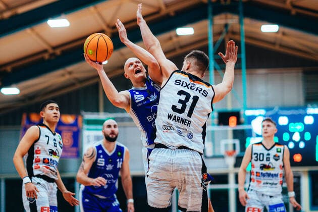 BB-2BL BSW Sixers - TKS 49ers Leonik Wadehn ( 15 TKS 49ers), Hendrik Warner ( 31 BSW Sixers) waehrend der Saison 2021-22 (Herren) in der Barmer 2. Bundesliga ProB zwischen BSW Sixers und TKS 49ers in der Ballsporthalle Sandersdorf am 6. November 2021 in Sandersdorf, Sachsen Anhalt, Deutschland