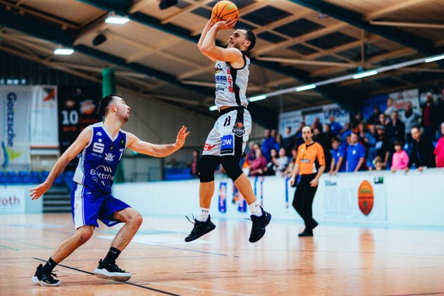BB-2BL BSW Sixers - TKS 49ers Lukas Kazlauskas ( 13 BSW Sixers), Jordan Geary Müller ( 7 TKS 49ers) waehrend der Saison 2021-22 (Herren) in der Barmer 2. Bundesliga ProB zwischen BSW Sixers und TKS 49ers in der Ballsporthalle Sandersdorf am 6. November 2021 in Sandersdorf, Sachsen Anhalt, Deutschland