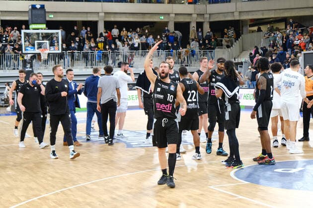 Spieler Bayreuth nach dem Sieg beim BBL Spiel der MLP Academics Heidelberg vs. medi bayreuth Basketball in der 1.Basketball Bundesliga am 06.11.2021 MLP Academics Heidelberg vs. medi bayreuth basketball, Basketball, Easycredit BBL, 06.11.2021 Heidelberg Copyright: xEibner-Pressefotox xMichaelxBermelx