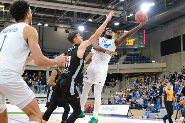 Kelvin Martin (MLP Academics Heidelberg, 10) im Zweikampf mit Andreas Seiferth (medi bayreuth, 11) beim BBL Spiel der MLP Academics Heidelberg vs. medi bayreuth Basketball in der 1.Basketball Bundesliga am 06.11.2021 MLP Academics Heidelberg vs. medi bayreuth basketball, Basketball, Easycredit BBL, 06.11.2021 Heidelberg Copyright: xEibner-Pressefotox xMichaelxBermelx