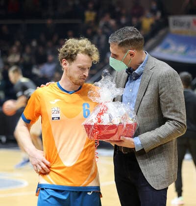 Per Guenther (ratiopharm Ulm) beendet nach dieser Saison seine Karriere, es ist das letzte Mal, dass er in Braunschweig spielt, Geschaeftsfuehrer Nils Mittmann (Braunschweig) ueberreicht Guenther einen Praesentkorb