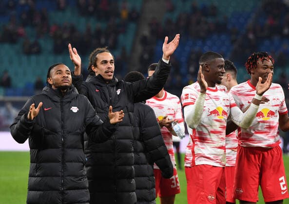 Fussball, Herren, Saison 2021 2022, 1. Bundesliga (11. Spieltag), RB Leipzig - Borussia Dortmund, v. l. Christopher Nkunku (RB Leipzig), Yussuf Poulsen (RB Leipzig), Nordi Mukiele (RB Leipzig), Mohamed Simakan (RB Leipzig), Jubel nach dem Abpfiff, 06.11. 2021, Copyright: xSebastianxRäppold MatthiasxKochx