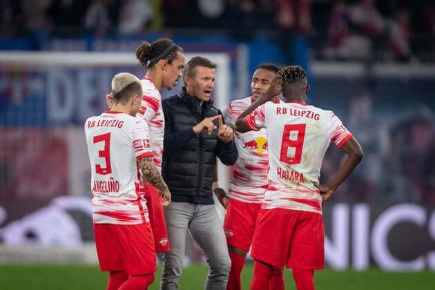 Fuï¬‚ball Leipzig 06.11.2021 Saison 2021 2022 1. Bundesliga DFL RB Leipzig - Borussia Dortmund BVB Jesse Alan March (Leipzig, Trainer) mit seinen Spielern Yussuf Poulsen (Leipzig, No.09) Angelino (Leipzig, No.03) Amadou Haidara (Leipzig, No.08)
