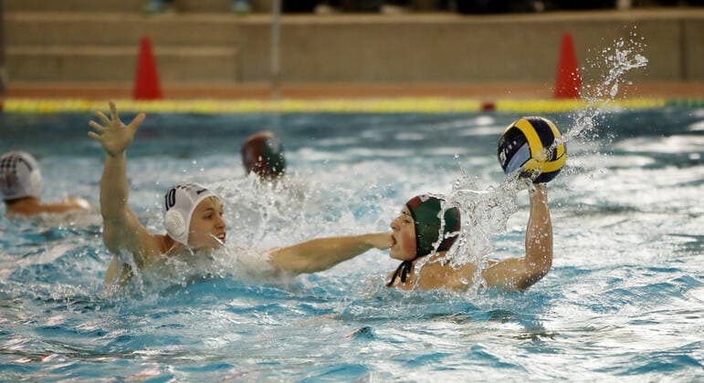 06.11.21 SSV Esslingen - SG Neukölln Deutschland, Esslingen, 06.11.2021, Wasserball, Bundesliga, SSV Esslingen - SG Neukölln: v.l. Niklas Braatz (SG Neukölln), Robin Rehm (SSV Esslingen).