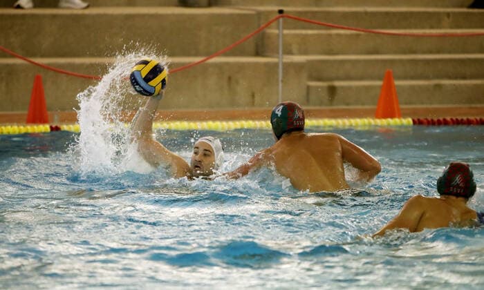 06.11.21 SSV Esslingen - SG Neukölln Deutschland, Esslingen, 06.11.2021, Wasserball, Bundesliga, SSV Esslingen - SG Neukölln: v.l. Moritz Ostmann (SG Neukölln), Valentin Finkes (SSV Esslingen).