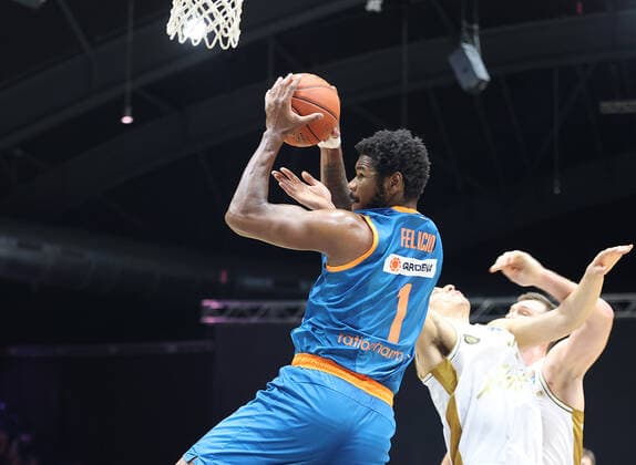 Erfolgreicher Korbwurf durch Cristiano Felicio (ratiopharm Ulm)