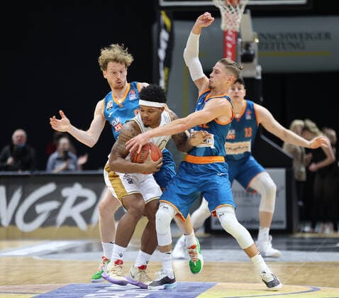 Per Guenther (ratiopharm Ulm), Tookie Brown (Basketball Loewen Braunschweig), Thomas Klepeisz (ratiopharm Ulm)