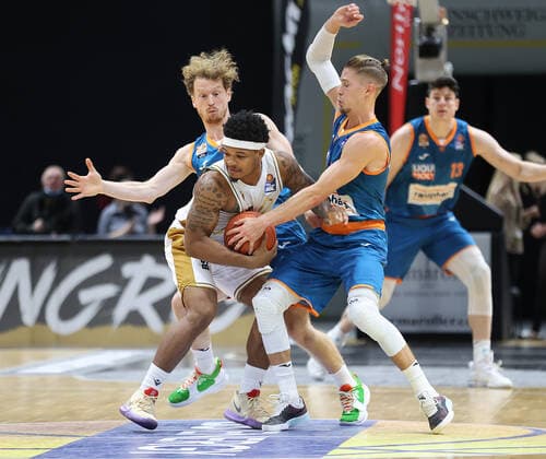 Per Guenther (ratiopharm Ulm), Tookie Brown (Basketball Loewen Braunschweig), Thomas Klepeisz (ratiopharm Ulm)