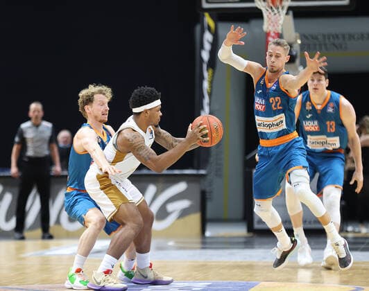 Per Guenther (ratiopharm Ulm), Tookie Brown (Basketball Loewen Braunschweig), Thomas Klepeisz (ratiopharm Ulm)