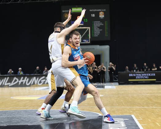 David Kraemer (Basketball Loewen Braunschweig), Fedor Zugic (ratiopharm Ulm)44