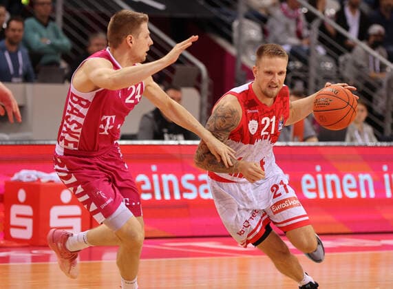 Bonn, Deutschland, 06.11.2021, Telekom Dome, Basketball, BBL, Telekom Baskets Bonn vs S.Oliver Wuerzburg: Tim Hasbargen (Bonn), Aigars Skele (Wuerzburg)