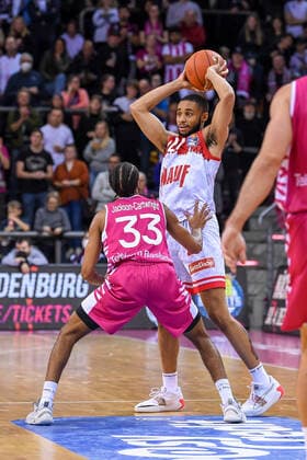 easyCredit BBL, Telekom Baskets Bonn vs. s.Oliver Würzburg, 06.11.2021 Cameron Hunt (s.Oliver Würzburg, 24), Parker Jackson-Cartwright (Telekom Baskets Bonn, 33), easyCredit BBL, Telekom Baskets Bonn vs. s.Oliver Würzburg am 06.11.2021 im Telekom Dome Bonn, Bonn (Nordrhein-Westfalen) Copyright: xBEAUTIFULxSPORTS Mueller-Laschetx
