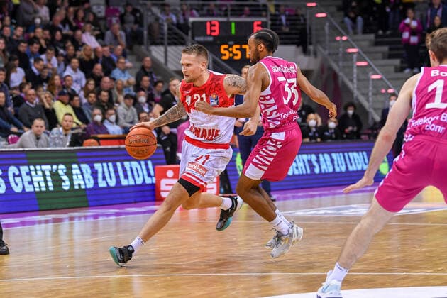 easyCredit BBL, Telekom Baskets Bonn vs. s.Oliver Würzburg, 06.11.2021 Aigars Skele (s.Oliver Würzburg, 21), Parker Jackson-Cartwright (Telekom Baskets Bonn, 33), easyCredit BBL, Telekom Baskets Bonn vs. s.Oliver Würzburg am 06.11.2021 im Telekom Dome Bonn, Bonn (Nordrhein-Westfalen) Copyright: xBEAUTIFULxSPORTS Mueller-Laschetx
