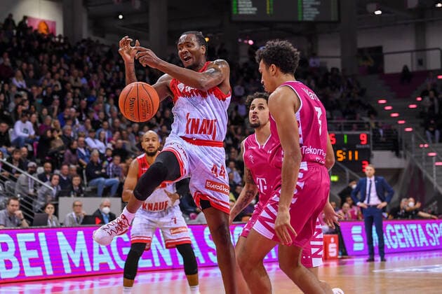 easyCredit BBL, Telekom Baskets Bonn vs. s.Oliver Würzburg, 06.11.2021 William Buford (s.Oliver Würzburg, 44), Tyson Ward (Telekom Baskets Bonn, 3), easyCredit BBL, Telekom Baskets Bonn vs. s.Oliver Würzburg am 06.11.2021 im Telekom Dome Bonn, Bonn (Nordrhein-Westfalen) Copyright: xBEAUTIFULxSPORTS Mueller-Laschetx
