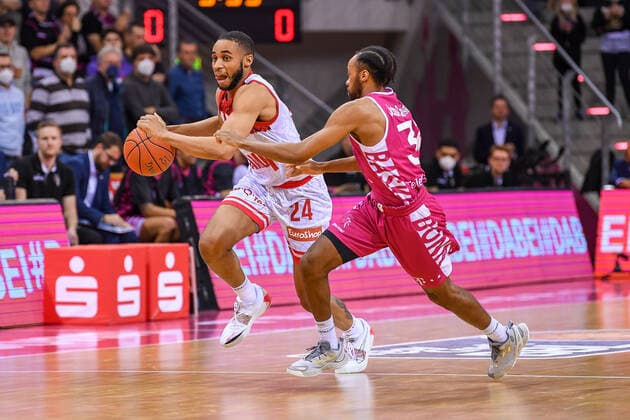 easyCredit BBL, Telekom Baskets Bonn vs. s.Oliver Würzburg, 06.11.2021 Cameron Hunt (s.Oliver Würzburg, 24), Parker Jackson-Cartwright (Telekom Baskets Bonn, 33), easyCredit BBL, Telekom Baskets Bonn vs. s.Oliver Würzburg am 06.11.2021 im Telekom Dome Bonn, Bonn (Nordrhein-Westfalen) Copyright: xBEAUTIFULxSPORTS Mueller-Laschetx
