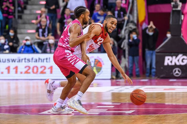 easyCredit BBL, Telekom Baskets Bonn vs. s.Oliver Würzburg, 06.11.2021 Cameron Hunt (s.Oliver Würzburg, 24), Parker Jackson-Cartwright (Telekom Baskets Bonn, 33), easyCredit BBL, Telekom Baskets Bonn vs. s.Oliver Würzburg am 06.11.2021 im Telekom Dome Bonn, Bonn (Nordrhein-Westfalen) Copyright: xBEAUTIFULxSPORTS Mueller-Laschetx