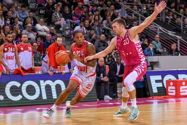 easyCredit BBL, Telekom Baskets Bonn vs. s.Oliver Würzburg, 06.11.2021 Desi Rodriguez (s.Oliver Würzburg, 23), Saulius Kulvietis (Telekom Baskets Bonn, 10), easyCredit BBL, Telekom Baskets Bonn vs. s.Oliver Würzburg am 06.11.2021 im Telekom Dome Bonn, Bonn (Nordrhein-Westfalen) Copyright: xBEAUTIFULxSPORTS Mueller-Laschetx