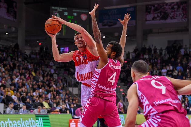 easyCredit BBL, Telekom Baskets Bonn vs. s.Oliver Würzburg, 06.11.2021 Tomasz Gielo (s.Oliver Würzburg, 11), Justin Gorham (Telekom Baskets Bonn, 4), easyCredit BBL, Telekom Baskets Bonn vs. s.Oliver Würzburg am 06.11.2021 im Telekom Dome Bonn, Bonn (Nordrhein-Westfalen) Copyright: xBEAUTIFULxSPORTS Mueller-Laschetx