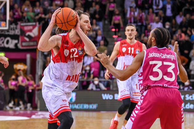 easyCredit BBL, Telekom Baskets Bonn vs. s.Oliver Würzburg, 06.11.2021 Craig Moller (s.Oliver Würzburg, 22), Parker Jackson-Cartwright (Telekom Baskets Bonn, 33), easyCredit BBL, Telekom Baskets Bonn vs. s.Oliver Würzburg am 06.11.2021 im Telekom Dome Bonn, Bonn (Nordrhein-Westfalen) Copyright: xBEAUTIFULxSPORTS Mueller-Laschetx