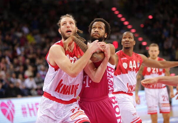 Justin Gorham Telekom Baskets Bonn vs. Craig Moller s.Oliver Würzburg easyCredit BBL 1. Bundesliga , Saison 2021 2022 , Hauptrunde 7. Spieltag