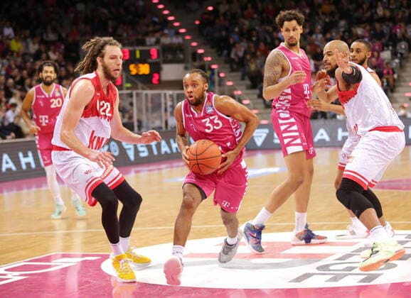 Parker Jackson-Cartwright Telekom Baskets Bonn vs. s.Oliver Würzburg easyCredit BBL 1. Bundesliga , Saison 2021 2022 , Hauptrunde 7. Spieltag