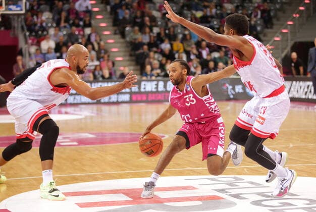 Parker Jackson-Cartwright Telekom Baskets Bonn vs. s.Oliver Würzburg easyCredit BBL 1. Bundesliga , Saison 2021 2022 , Hauptrunde 7. Spieltag