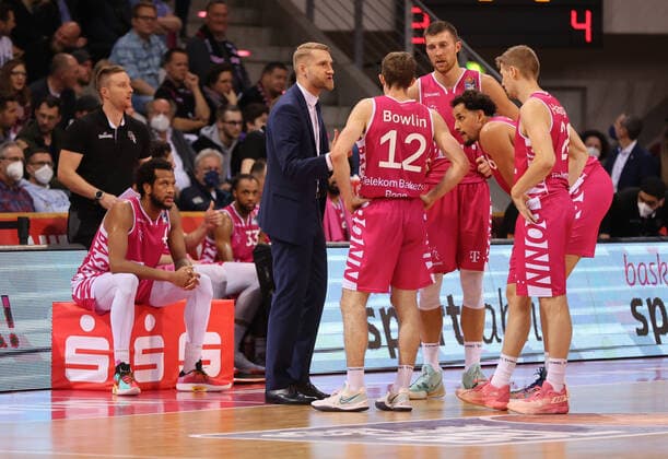 Bonn, Deutschland, 06.11.2021, Telekom Dome, Basketball, BBL, Telekom Baskets Bonn vs S.Oliver Wuerzburg: Headcoach Tuomas Lisalo (Bonn) bespricht sein Team.