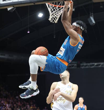 Dunking Jaron Blossomgame (ratiopharm Ulm)