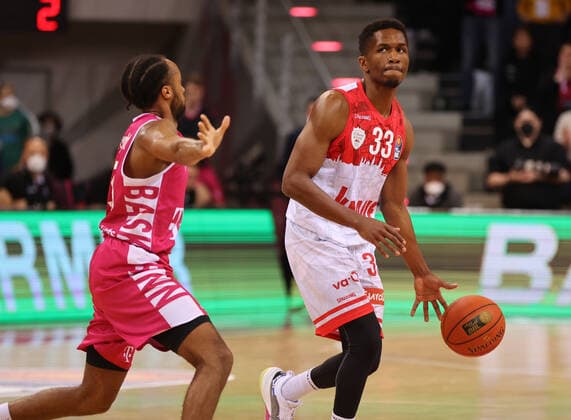 Bonn, Deutschland, 06.11.2021, Telekom Dome, Basketball, BBL, Telekom Baskets Bonn vs S.Oliver Wuerzburg: Parker Jackson-Cartwright (Bonn), Kerron Johnson (Wuerzburg)