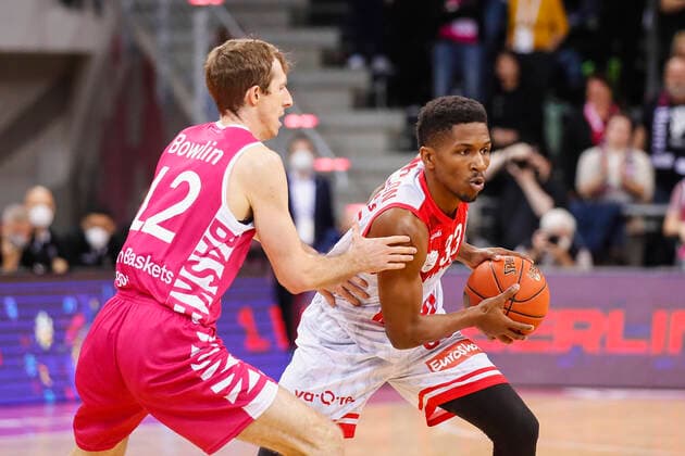 GER, Bonn, Telekom Dome, 06.11.2021, emspor, emonline, despor, deonline, Telekom Baskets Bonn vs. s.Oliver Wuerzburg, easyCredit BBL, 7. Spieltag Bild: v. l. Skyler Bowlin (Telekom Baskets Bonn) gegen Kerron Johnson (s.Oliver Wuerzburg) Copyright: HMBxMedia JulienxBecker