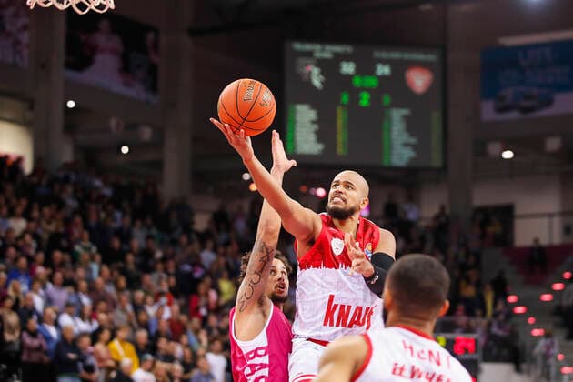 GER, Bonn, Telekom Dome, 06.11.2021, emspor, emonline, despor, deonline, Telekom Baskets Bonn vs. s.Oliver Wuerzburg, easyCredit BBL, 7. Spieltag Bild: v. l. Michael Kessens (Telekom Baskets Bonn) gegen Alex King (s.Oliver Wuerzburg) Copyright: HMBxMedia JulienxBecker