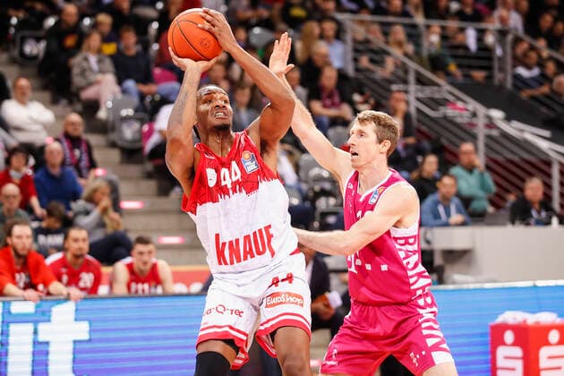 GER, Bonn, Telekom Dome, 06.11.2021, emspor, emonline, despor, deonline, Telekom Baskets Bonn vs. s.Oliver Wuerzburg, easyCredit BBL, 7. Spieltag Bild: v. l. William Buford (s.Oliver Wuerzburg) gegen Skyler Bowlin (Telekom Baskets Bonn) Copyright: HMBxMedia JulienxBecker